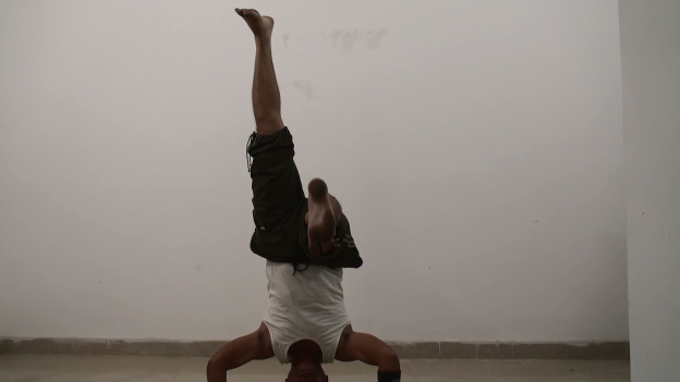 Video – Perfect Single Leg Head Stand pose by Rushi