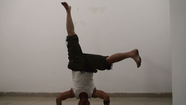 Video – Perfect Single Side Leg HeadStand Pose By Rushi