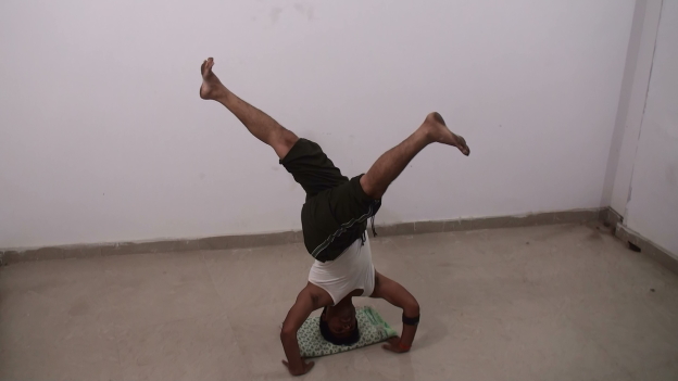 Video – Single Leg Revolved Head Stand – Parivrttaikapada Shirshasana